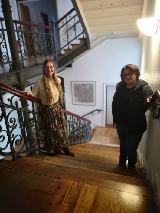 Zwei Frauen stehend im Treppenhaus der Klosterkammer