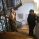 Zwei Frauen stehend im Treppenhaus der Klosterkammer